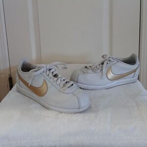 Nike Classic Cortez Leather shoes Light Bone/Metallic Gold-White size 8